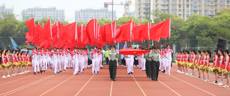 图片说明:气宇轩昂的国旗队,彩旗队入场