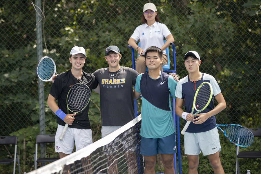 男子双打选手合影。