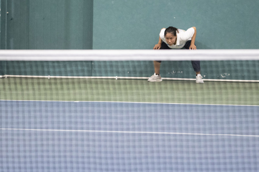 在比赛中,裁判一丝不苟。