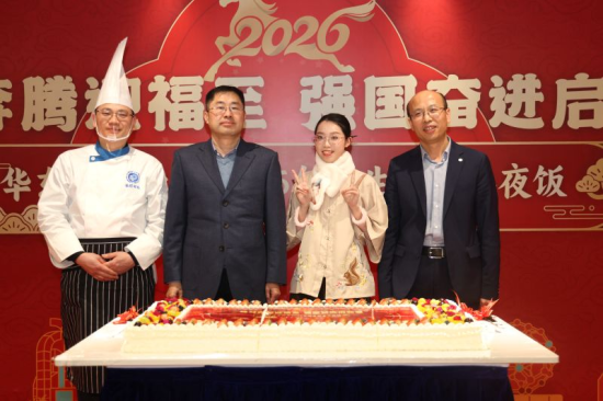 蒋传海、轩福贞与后勤员工、过生日学生代表共同切分蛋糕 蒋传海、轩福贞与后勤员工、过生日学生代表共同切分蛋糕