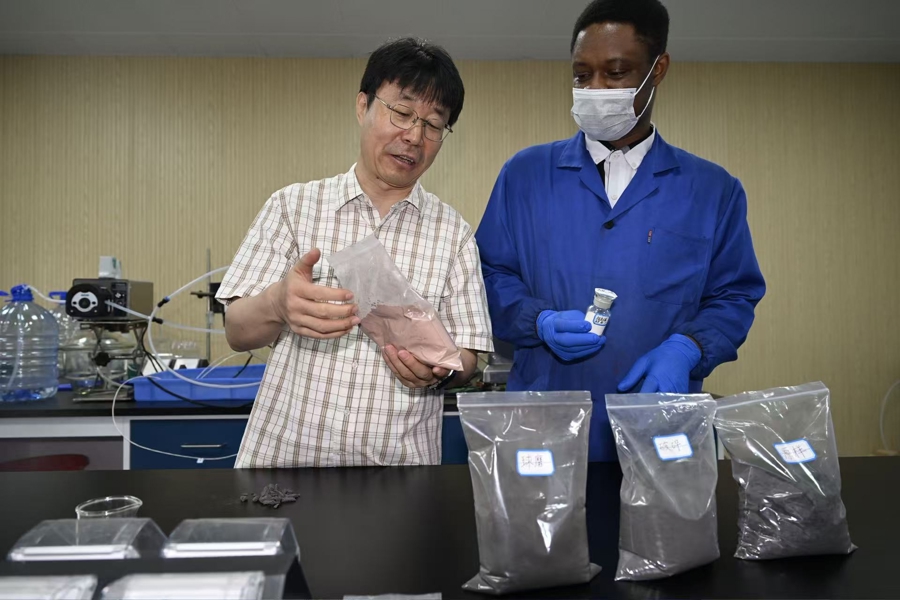 乔秀臣教授介绍“煤矸石制备电子铝硅合金”项目