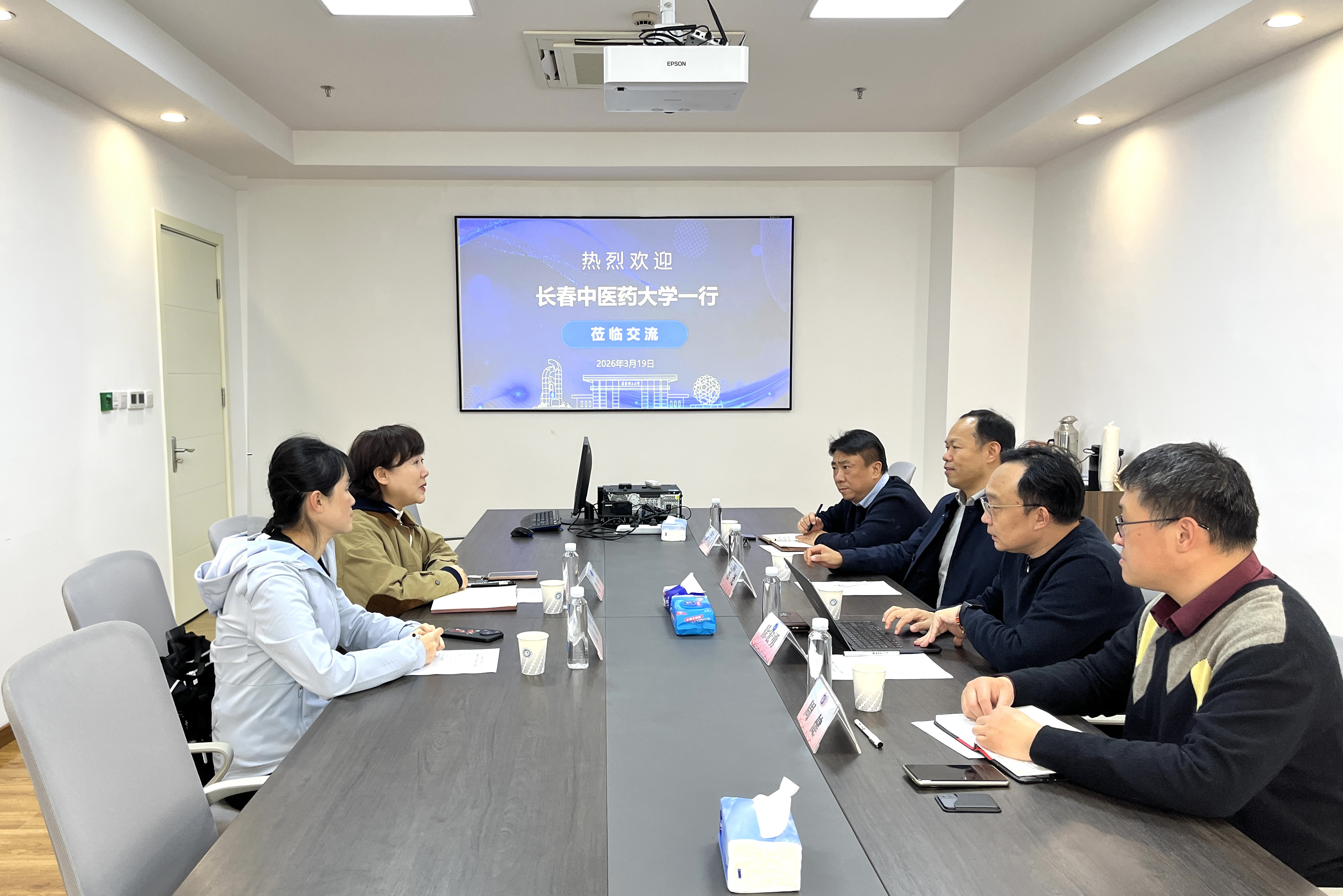 两所高校相继来访 共话实验室建设与管理