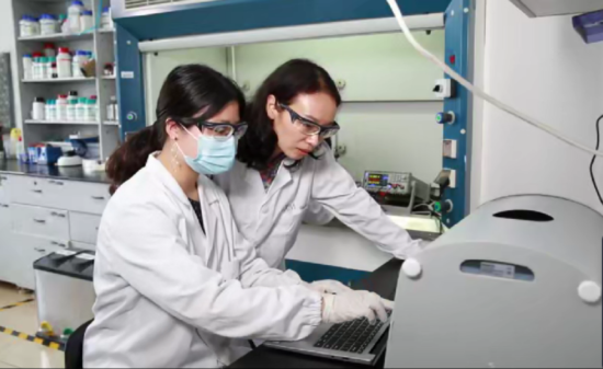 2018年在华理实验室与学生讨论实验参数