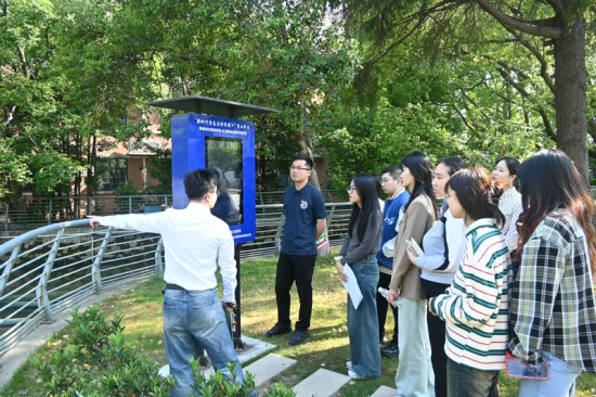 学校护河志愿者在青春河畔开展护河工作培训