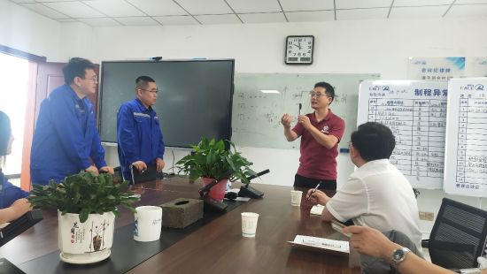 2023年7月,张相洋教授(右一)与宁夏企业团队交流技术问题。 受访者供图 2023年7月,张相洋教授(右一)与宁夏企业团队交流技术问题。 受访者供图