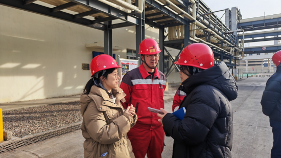 2025年12月,博士研究生王征程(左一)在宝丰集团生产现场。 2025年12月,博士研究生王征程(左一)在宝丰集团生产现场。