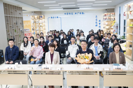 《中国古典诗词的人文精神》主题讲座合影 《中国古典诗词的人文精神》主题讲座合影