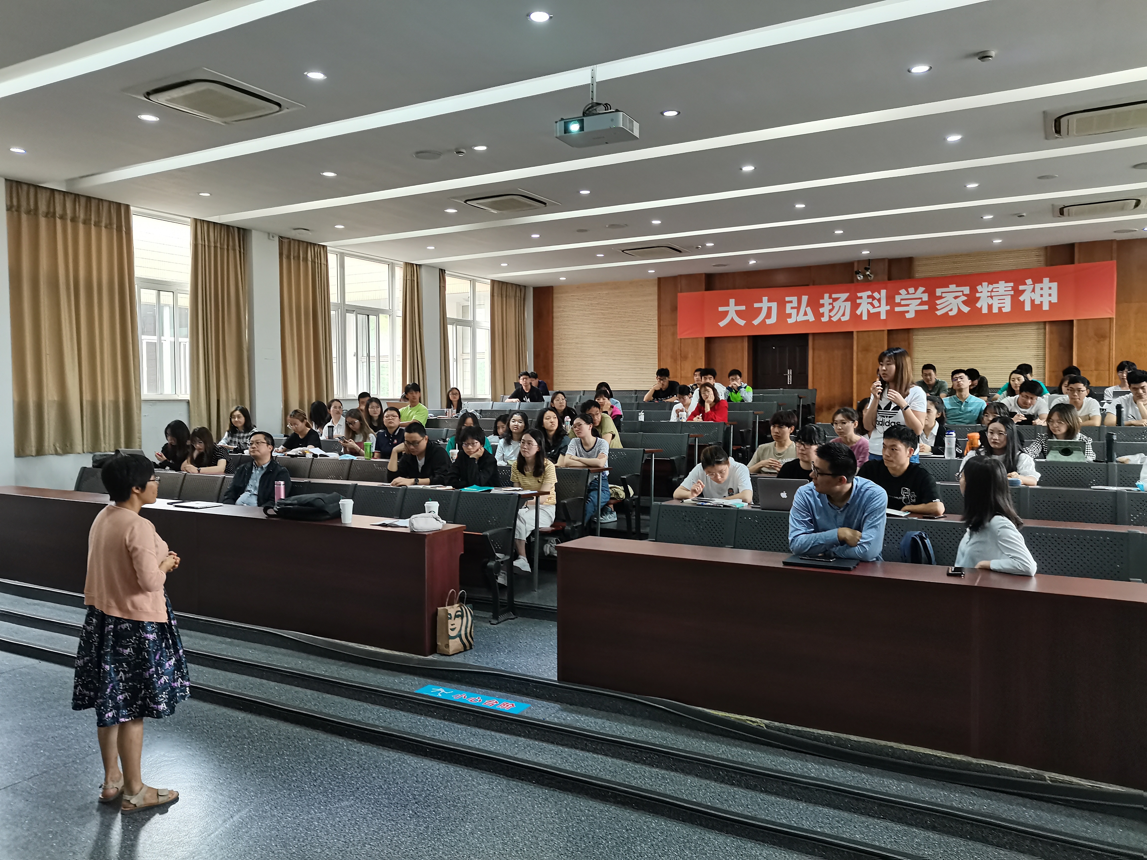 同济大学关小红教授做客我校"名师讲坛"