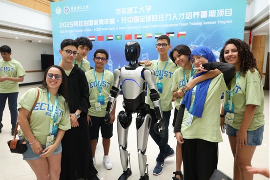 开幕式上,智元人形机器人和队员们合影。