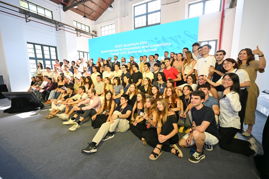 西班牙百名师生来沪参加暑期营。