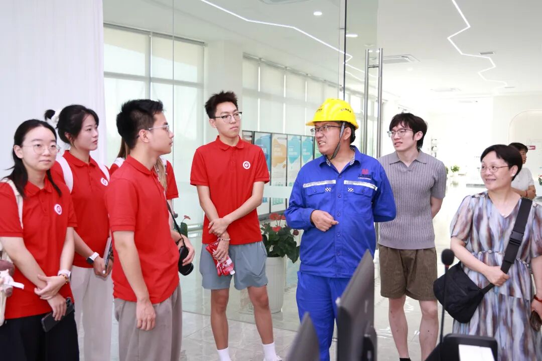 “绿醇领航”实践团在绿色甲醇千吨级中试生产线,聆听一线工程师讲解沼气转化制清洁能源完整工艺流程.jpg